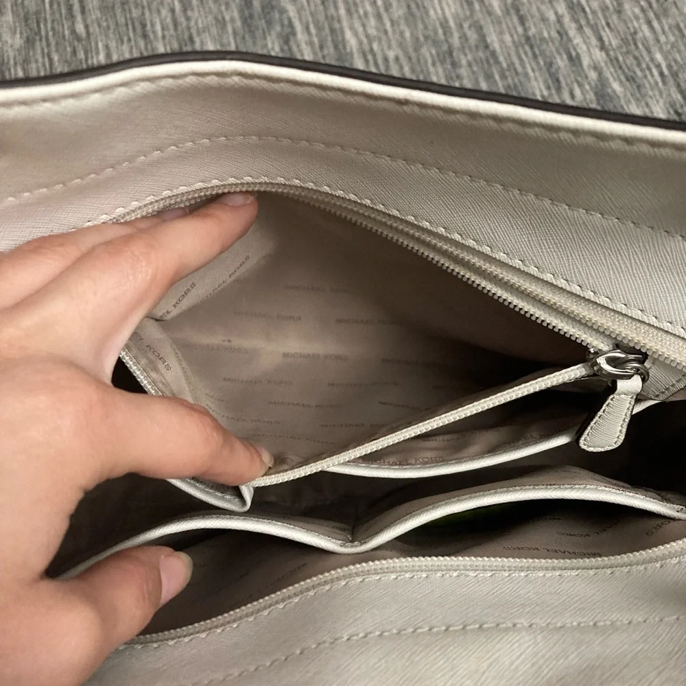 Michael Kors White Shoulder Bag with Silver Chain - Picture 8 of 8